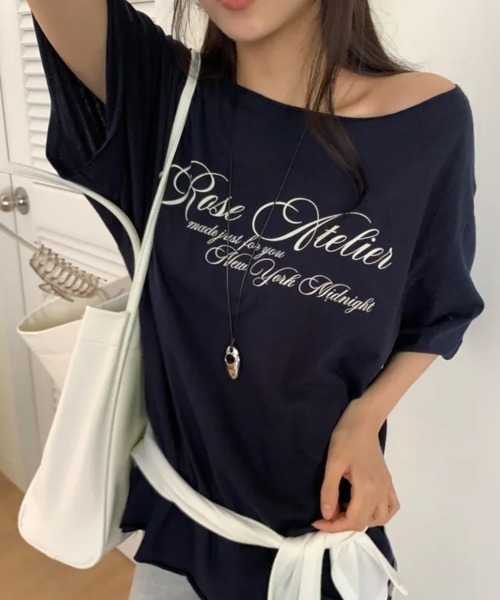 LOENNE(ロエヌ)の「Lettering Off-Shoulder Tee / レタリングオフショルダーTシャツ(Tシャツ/カットソー・レディース・ネイビー/ホワイト・FREE)」の1枚目の写真
