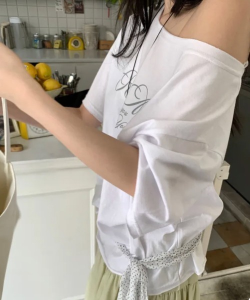 LOENNE(ロエヌ)の「Lettering Off-Shoulder Tee / レタリングオフショルダーTシャツ(Tシャツ/カットソー・レディース・ネイビー/ホワイト・FREE)」の4枚目の写真