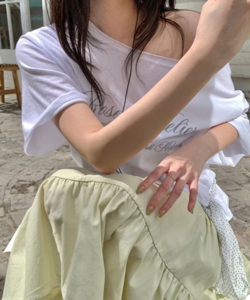 LOENNE(ロエヌ)の「Lettering Off-Shoulder Tee / レタリングオフショルダーTシャツ(Tシャツ/カットソー・レディース・ネイビー/ホワイト・FREE)」の5枚目の写真