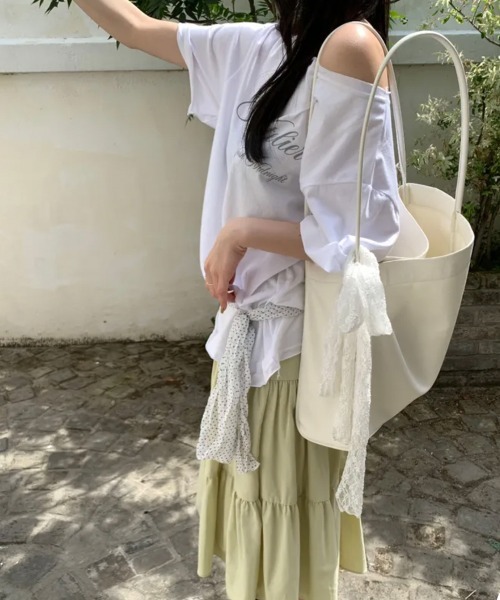 LOENNE(ロエヌ)の「Lettering Off-Shoulder Tee / レタリングオフショルダーTシャツ(Tシャツ/カットソー・レディース・ネイビー/ホワイト・FREE)」の9枚目の写真