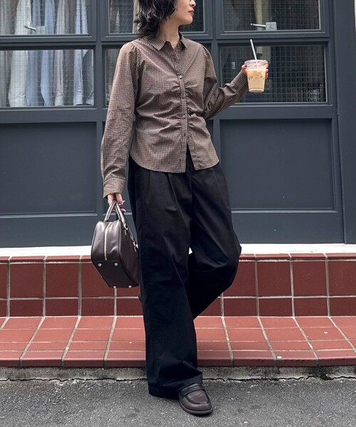 fredy emue(フレディエミュ)の「【WEB限定カラーあり】フロントギャザーコンパクトシャツ(シャツ/ブラウス・レディース・サックスブルー/キャメル/ブラウン系その他/ブラック系その他/ブルー系その他・38)」の8枚目の写真