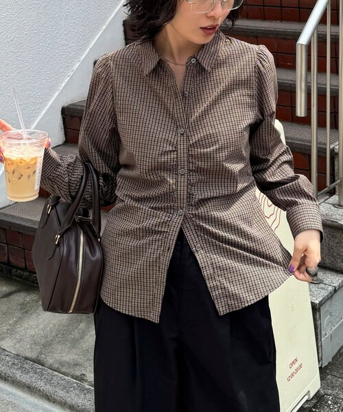fredy emue(フレディエミュ)の「【WEB限定カラーあり】フロントギャザーコンパクトシャツ(シャツ/ブラウス・レディース・サックスブルー/キャメル/ブラウン系その他/ブラック系その他/ブルー系その他・38)」の10枚目の写真
