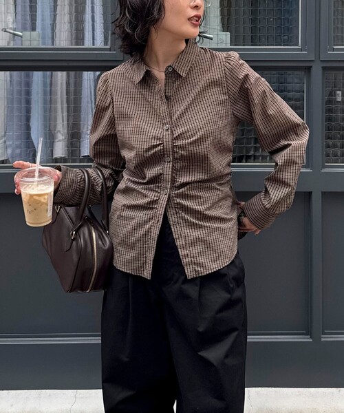 fredy emue(フレディエミュ)の「【WEB限定カラーあり】フロントギャザーコンパクトシャツ(シャツ/ブラウス・レディース・サックスブルー/キャメル/ブラウン系その他/ブラック系その他/ブルー系その他・38)」の11枚目の写真
