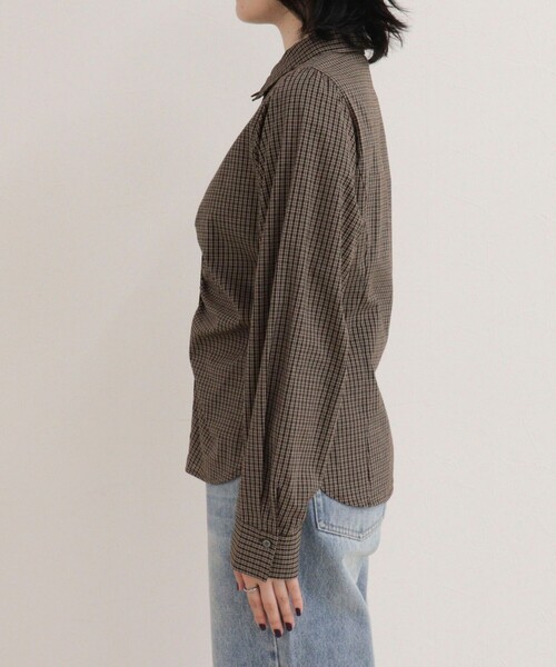 fredy emue(フレディエミュ)の「【WEB限定カラーあり】フロントギャザーコンパクトシャツ(シャツ/ブラウス・レディース・サックスブルー/キャメル/ブラウン系その他/ブラック系その他/ブルー系その他・38)」の8枚目の写真