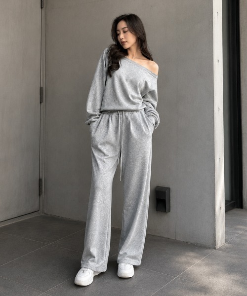 center i(センターアイ)の「ワンショルダースウェットトップス ワイドパンツ2点セットアップ(セットアップ・レディース・ブラック/グレー・FREE)」の3枚目の写真