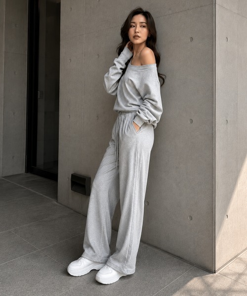 center i(センターアイ)の「ワンショルダースウェットトップス ワイドパンツ2点セットアップ(セットアップ・レディース・ブラック/グレー・FREE)」の4枚目の写真