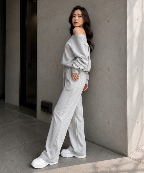 center i(センターアイ)の「ワンショルダースウェットトップス ワイドパンツ2点セットアップ(セットアップ・レディース・ブラック/グレー・FREE)」の5枚目の写真