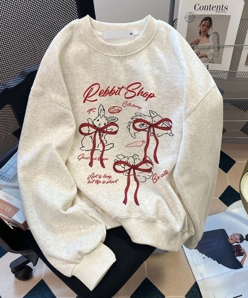 SHEPP(シープ)の「【26年秋冬新作】うさぎリボンプリント ビッグシルエット スウェット(スウェット・レディース・アイボリー・M)」の2枚目の写真