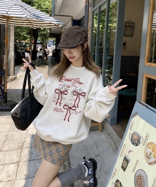 SHEPP(シープ)の「【26年秋冬新作】うさぎリボンプリント ビッグシルエット スウェット(スウェット・レディース・アイボリー・M)」の7枚目の写真