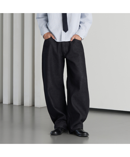 HYOJI(ヒョージ)の「26 FW ノンフェード セミカーブド デニムパンツ (2カラー)(デニムパンツ・メンズ・ダークブルー/ブラック・X-LARGE/L/M/SMALL)」の1枚目の写真