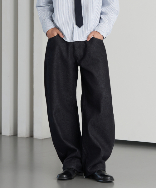 HYOJI(ヒョージ)の「26 FW ノンフェード セミカーブド デニムパンツ (2カラー)(デニムパンツ・メンズ・ダークブルー/ブラック・X-LARGE/L/M/SMALL)」の3枚目の写真