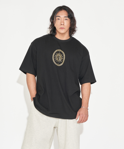 HELIOS（ヘリオス）の「オーバーサイズTシャツシグネチャー.1 [ブラック/ゴールド]（Tシャツ/カットソー・メンズ・その他・FREE）」の3枚目の写真