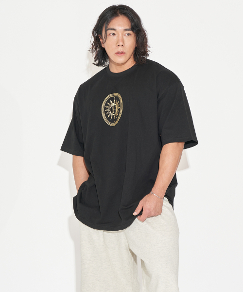 HELIOS（ヘリオス）の「オーバーサイズTシャツシグネチャー.1 [ブラック/ゴールド]（Tシャツ/カットソー・メンズ・その他・FREE）」の4枚目の写真