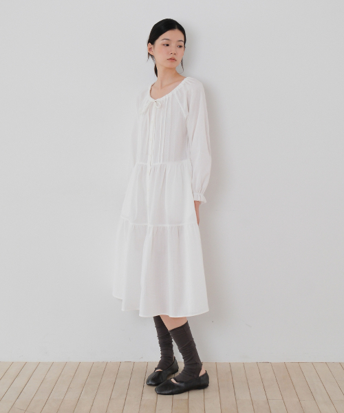 MOUI(モウイ)の「セージ ピンタックワンピース(オフホワイト)(ワンピース・レディース・ホワイト・FREE)」の2枚目の写真