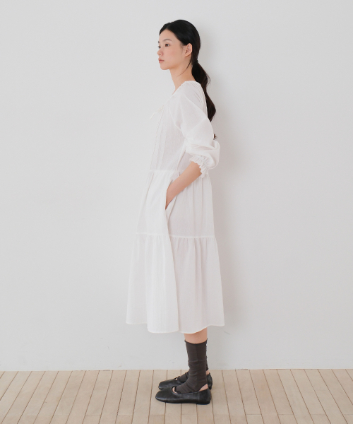 MOUI(モウイ)の「セージ ピンタックワンピース(オフホワイト)(ワンピース・レディース・ホワイト・FREE)」の3枚目の写真