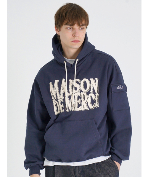 FABULOUS ARCHIVE（ファビュラスアーカイブ）の「[裏起毛選択] UNISEX カーゴポケット DISPLACE ロゴフーディ ネイビー(FCE1TS102M)（パーカー・レディース・ネイビー・SMALL/MEDIUM/LARGE/S/M/L）」の2枚目の写真