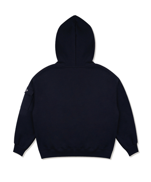 FABULOUS ARCHIVE（ファビュラスアーカイブ）の「[裏起毛選択] UNISEX カーゴポケット DISPLACE ロゴフーディ ネイビー(FCE1TS102M)（パーカー・レディース・ネイビー・SMALL/MEDIUM/LARGE/S/M/L）」の4枚目の写真