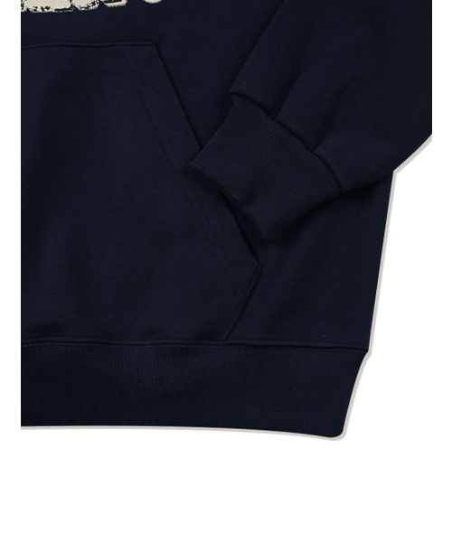 FABULOUS ARCHIVE（ファビュラスアーカイブ）の「[裏起毛選択] UNISEX カーゴポケット DISPLACE ロゴフーディ ネイビー(FCE1TS102M)（パーカー・レディース・ネイビー・SMALL/MEDIUM/LARGE/S/M/L）」の8枚目の写真