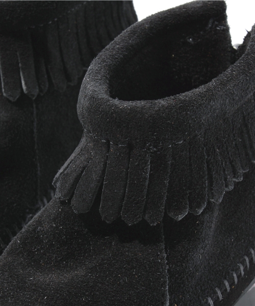 こども ビームス(コドモビームス)の「△MINNETONKA / フリンジ付きショートブーツ (14.5~22cm)(ブーツ・キッズ・ブラック/ブラウン/ベージュ・14.5/15.5/16/17/18/19/13(20)/1(20.5cm)/2(21㎝)/3(22㎝))」の9枚目の写真