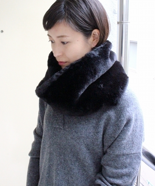 ottilie（オティーリエ）の「エコファーBIGスヌード（ストール/ショール・レディース・ブラック/ベージュ/グレー/サックスブルー・FREE）」の2枚目の写真