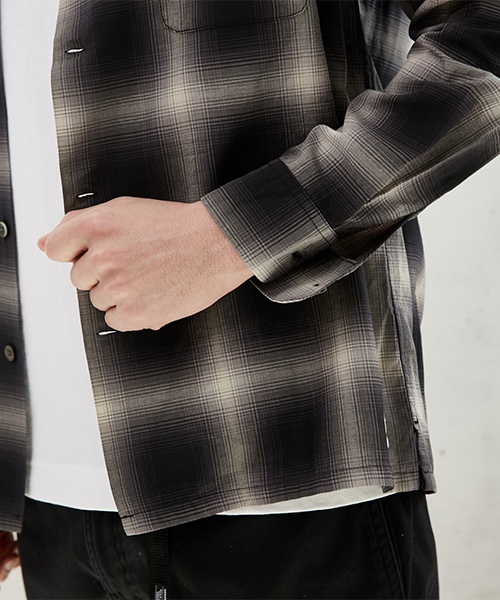 AZUL by moussy（アズールバイマウジー）の「オンブレーチェック長袖オープンシャツ（シャツ/ブラウス・メンズ・ブラック系その他/グレー系その他・LARGE/MEDIUM/SMALL）」の3枚目の写真