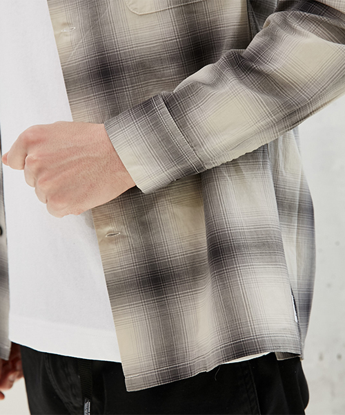 AZUL by moussy（アズールバイマウジー）の「オンブレーチェック長袖オープンシャツ（シャツ/ブラウス・メンズ・ブラック系その他/グレー系その他・LARGE/MEDIUM/SMALL）」の4枚目の写真