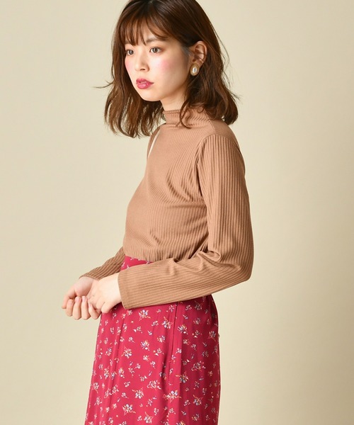 natural couture(ナチュラルクチュール)の「プチボトルネックリブT(Tシャツ/カットソー・レディース・ブラック/キャメル/ピンクベージュ/ライトベージュ・FREE)」の4枚目の写真