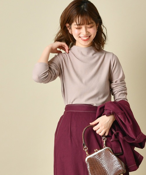 natural couture(ナチュラルクチュール)の「プチボトルネックリブT(Tシャツ/カットソー・レディース・ブラック/キャメル/ピンクベージュ/ライトベージュ・FREE)」の1枚目の写真