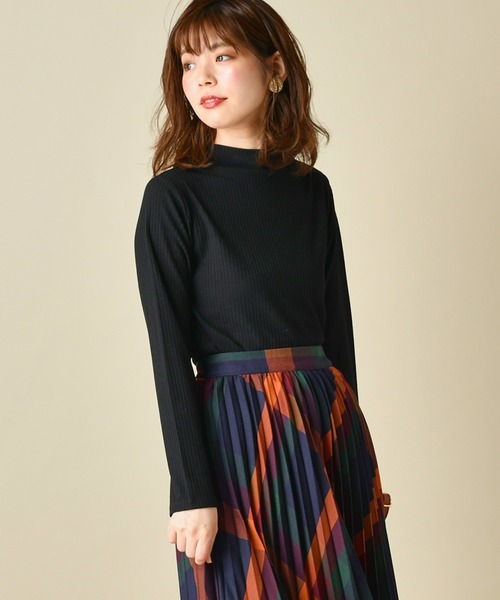 natural couture(ナチュラルクチュール)の「プチボトルネックリブT(Tシャツ/カットソー・レディース・ブラック/キャメル/ピンクベージュ/ライトベージュ・FREE)」の2枚目の写真