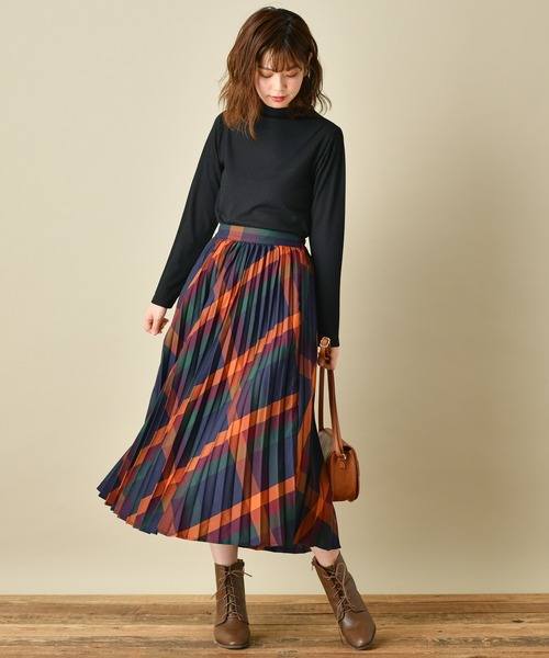 natural couture(ナチュラルクチュール)の「プチボトルネックリブT(Tシャツ/カットソー・レディース・ブラック/キャメル/ピンクベージュ/ライトベージュ・FREE)」の9枚目の写真