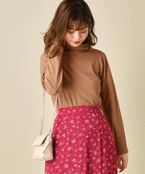 natural couture(ナチュラルクチュール)の「プチボトルネックリブT(Tシャツ/カットソー・レディース・ブラック/キャメル/ピンクベージュ/ライトベージュ・FREE)」の10枚目の写真
