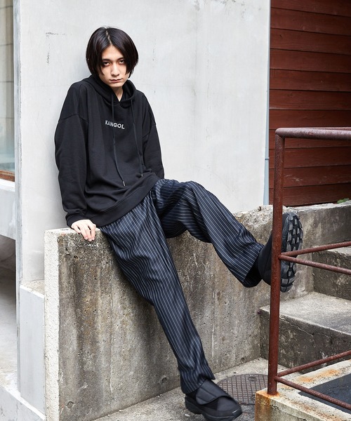 BASQUE magenta（バスクマゼンタ）の「KANGOL/カンゴール 別注 スーパービッグシルエット プルオーバーパーカー（パーカー・メンズ・ベージュ/ブラック/ダークベージュ/ワイン/オフホワイト・FREE）」の9枚目の写真