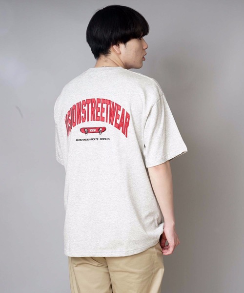 VISION STREET WEAR(ヴィジョンストリートウェア)の「【VISION STREET WEAR/ビジョンストリートウェア】サテンワッペン付き バックプリント ブランドロゴ刺繍 Tシャツ(Tシャツ/カットソー・メンズ・ブラック/ダークパープル/アイボリー・X-LARGE/LARGE/MEDIUM)」の1枚目の写真