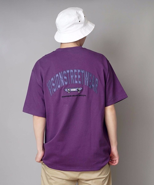 VISION STREET WEAR(ヴィジョンストリートウェア)の「【VISION STREET WEAR/ビジョンストリートウェア】サテンワッペン付き バックプリント ブランドロゴ刺繍 Tシャツ(Tシャツ/カットソー・メンズ・ブラック/ダークパープル/アイボリー・X-LARGE/LARGE/MEDIUM)」の3枚目の写真