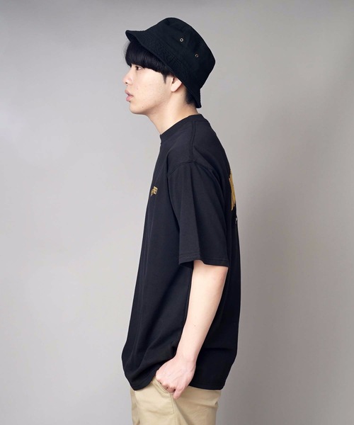 VISION STREET WEAR(ヴィジョンストリートウェア)の「【VISION STREET WEAR/ビジョンストリートウェア】サテンワッペン付き バックプリント ブランドロゴ刺繍 Tシャツ(Tシャツ/カットソー・メンズ・ブラック/ダークパープル/アイボリー・X-LARGE/LARGE/MEDIUM)」の20枚目の写真