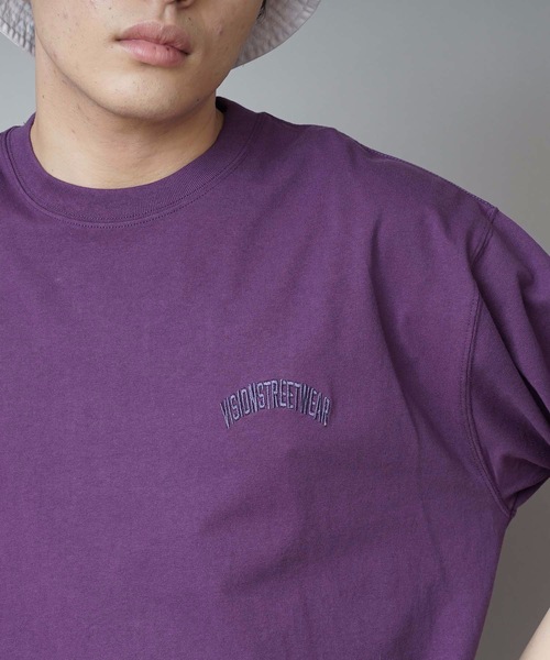 VISION STREET WEAR(ヴィジョンストリートウェア)の「【VISION STREET WEAR/ビジョンストリートウェア】サテンワッペン付き バックプリント ブランドロゴ刺繍 Tシャツ(Tシャツ/カットソー・メンズ・ブラック/ダークパープル/アイボリー・X-LARGE/LARGE/MEDIUM)」の5枚目の写真
