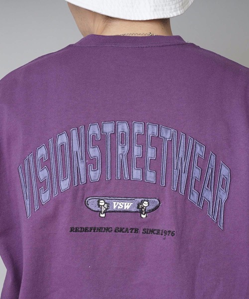 VISION STREET WEAR(ヴィジョンストリートウェア)の「【VISION STREET WEAR/ビジョンストリートウェア】サテンワッペン付き バックプリント ブランドロゴ刺繍 Tシャツ(Tシャツ/カットソー・メンズ・ブラック/ダークパープル/アイボリー・X-LARGE/LARGE/MEDIUM)」の4枚目の写真