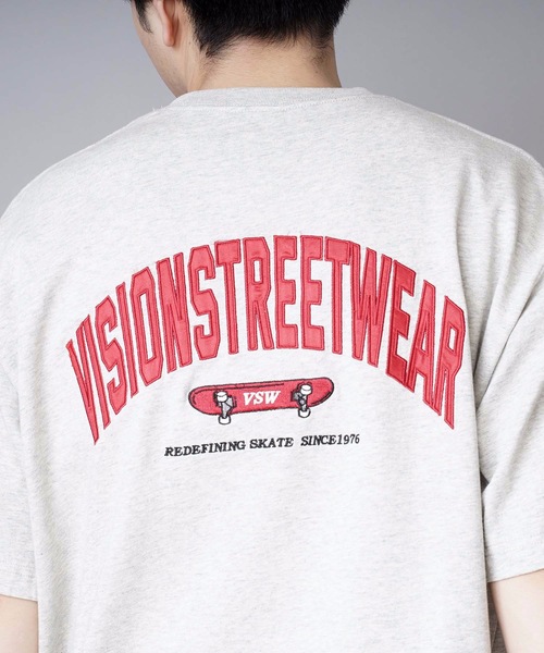 VISION STREET WEAR(ヴィジョンストリートウェア)の「【VISION STREET WEAR/ビジョンストリートウェア】サテンワッペン付き バックプリント ブランドロゴ刺繍 Tシャツ(Tシャツ/カットソー・メンズ・ブラック/ダークパープル/アイボリー・X-LARGE/LARGE/MEDIUM)」の11枚目の写真