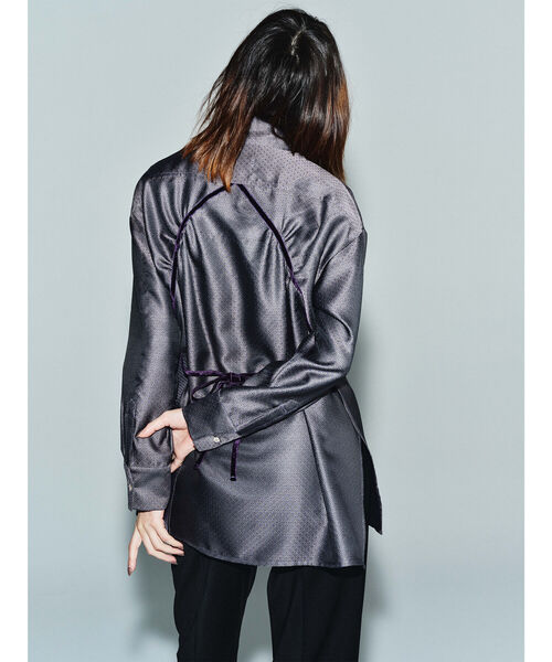 Ray BEAMS(レイビームス)の「RBS / ジャカード バック リボン シャツ(シャツ/ブラウス・レディース・ダークブラウン/バイオレット・ONE SIZE)」の2枚目の写真