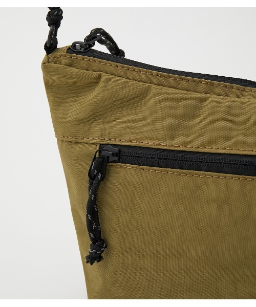 AZUL by moussy(アズールバイマウジー)の「NYLON SACOCHE/ナイロンサコッシュ(ショルダーバッグ・メンズ・ブラック/ベージュ・FREE)」の4枚目の写真