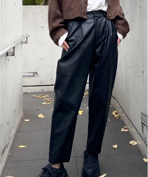 Per sist ence（パーシエンス）の「Per sist ence/パーシエンス　フェイクレザー バックギャザー タックパンツ（その他パンツ・レディース・ベージュ/ブラック/アイボリー・FREE）」の2枚目の写真