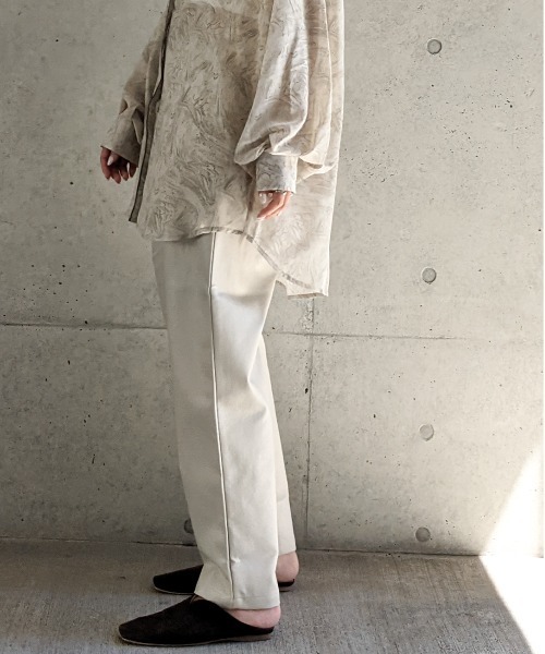 Per sist ence（パーシエンス）の「Per sist ence/パーシエンス　フェイクレザー バックギャザー タックパンツ（その他パンツ・レディース・ベージュ/ブラック/アイボリー・FREE）」の7枚目の写真