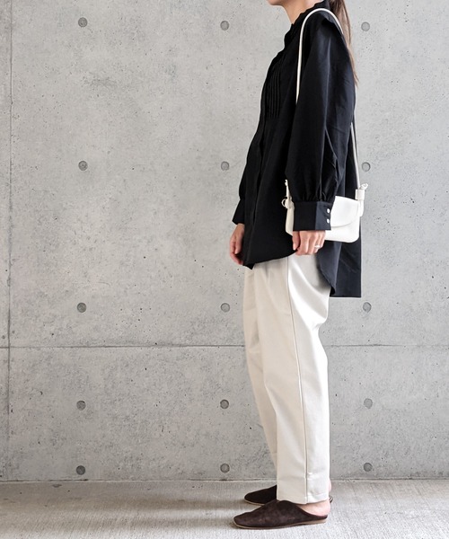 Per sist ence（パーシエンス）の「Per sist ence/パーシエンス　フェイクレザー バックギャザー タックパンツ（その他パンツ・レディース・ベージュ/ブラック/アイボリー・FREE）」の10枚目の写真