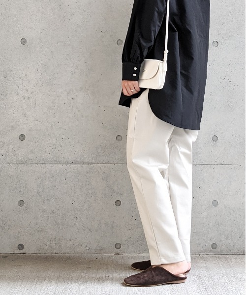 Per sist ence（パーシエンス）の「Per sist ence/パーシエンス　フェイクレザー バックギャザー タックパンツ（その他パンツ・レディース・ベージュ/ブラック/アイボリー・FREE）」の11枚目の写真