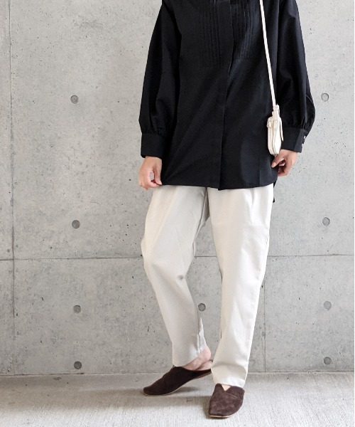 Per sist ence（パーシエンス）の「Per sist ence/パーシエンス　フェイクレザー バックギャザー タックパンツ（その他パンツ・レディース・ベージュ/ブラック/アイボリー・FREE）」の15枚目の写真