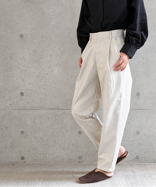 Per sist ence（パーシエンス）の「Per sist ence/パーシエンス　フェイクレザー バックギャザー タックパンツ（その他パンツ・レディース・ベージュ/ブラック/アイボリー・FREE）」の19枚目の写真