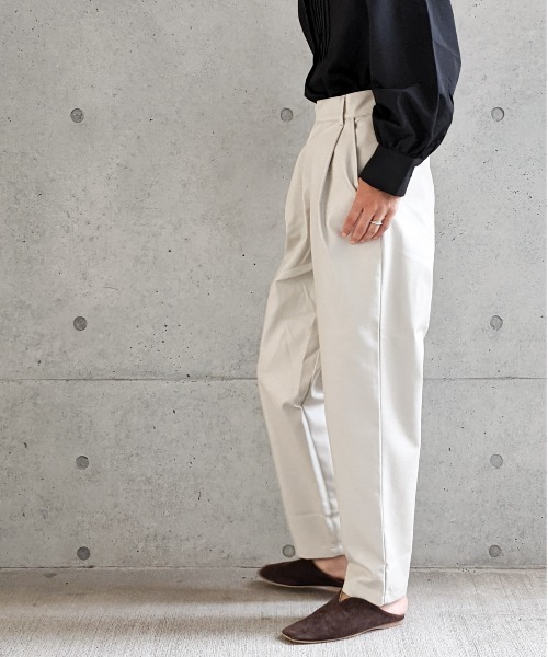 Per sist ence（パーシエンス）の「Per sist ence/パーシエンス　フェイクレザー バックギャザー タックパンツ（その他パンツ・レディース・ベージュ/ブラック/アイボリー・FREE）」の21枚目の写真