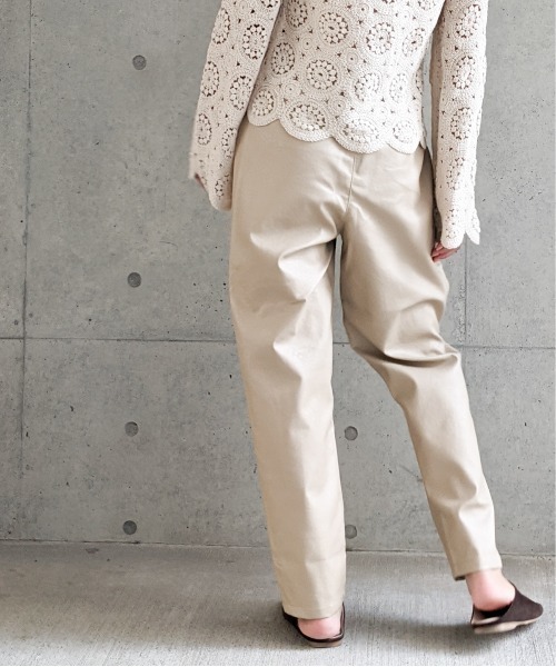 Per sist ence（パーシエンス）の「Per sist ence/パーシエンス　フェイクレザー バックギャザー タックパンツ（その他パンツ・レディース・ベージュ/ブラック/アイボリー・FREE）」の4枚目の写真