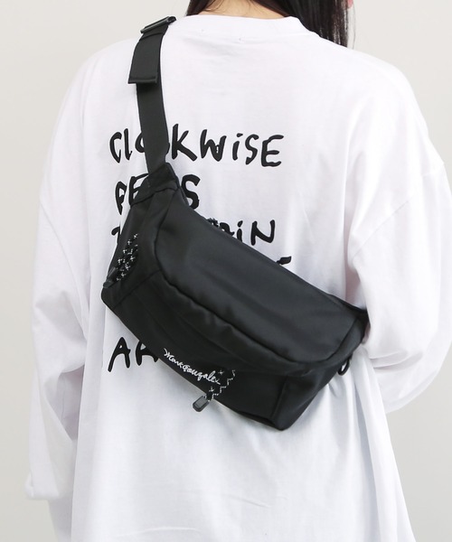 Mark Gonzales（マーク・ゴンザレス）の「【ユニセックスで着用可能】Mark Gonzales / マークゴンザレス 別注 コラボ ボディバッグ / ヒップバッグ（ボディバッグ/ウエストポーチ・メンズ・ブラック・FREE）」の7枚目の写真