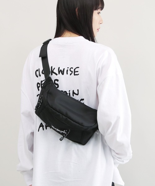 Mark Gonzales（マーク・ゴンザレス）の「【ユニセックスで着用可能】Mark Gonzales / マークゴンザレス 別注 コラボ ボディバッグ / ヒップバッグ（ボディバッグ/ウエストポーチ・メンズ・ブラック・FREE）」の2枚目の写真